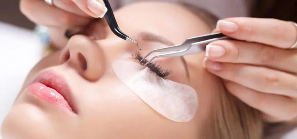 Wimpernverlängerung: Lash Extensions werden mit Pinzette angesetzt