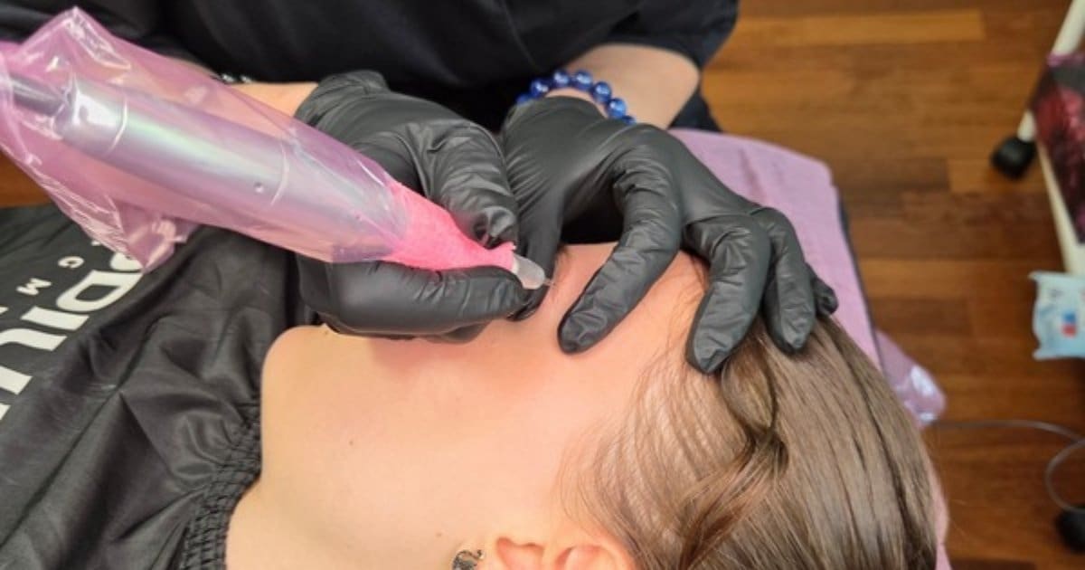Härchenzeichnung mit dem Pigmentiergerät im Beautysalon Manucci
